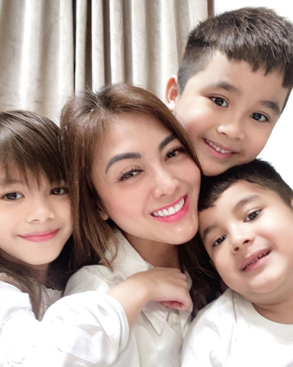 Dhena Devanka bersama tiga anaknya. [Instagram]
