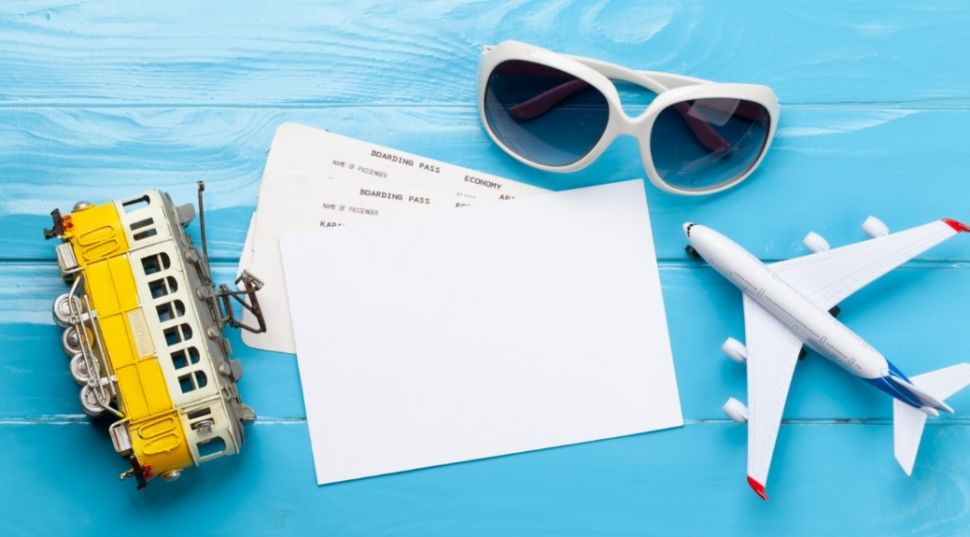 Solo traveler perempuan share itinerary lengkap lewat handphone ke keluarga dekat