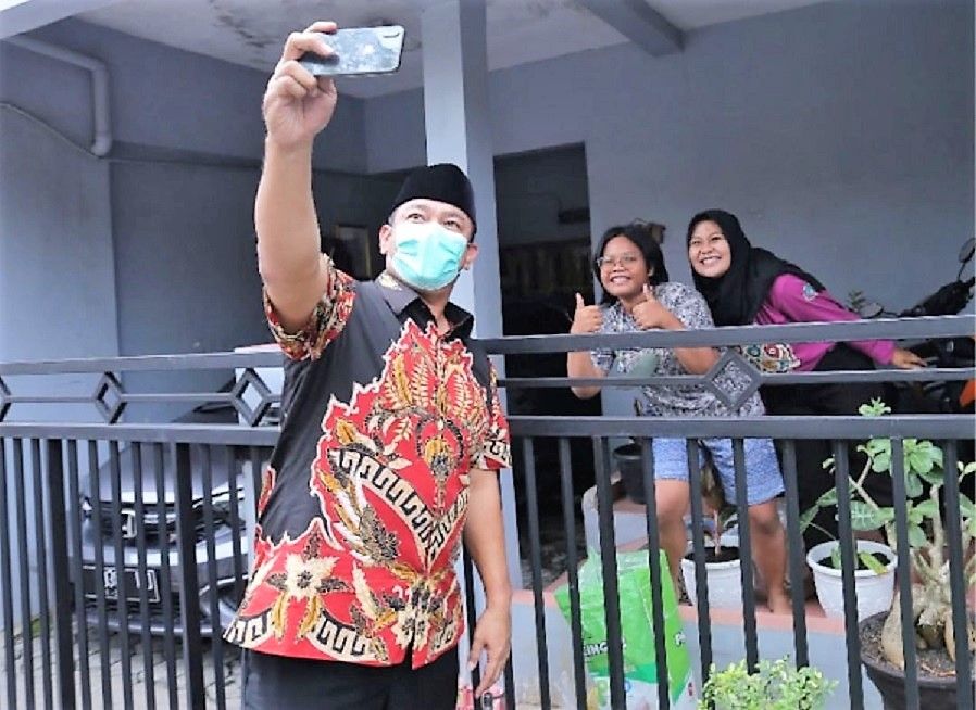 Wali Kota Semarang Hendrar Prihadi saat bersama warga. [Akun IG @hendrarPrihadi/captured]
