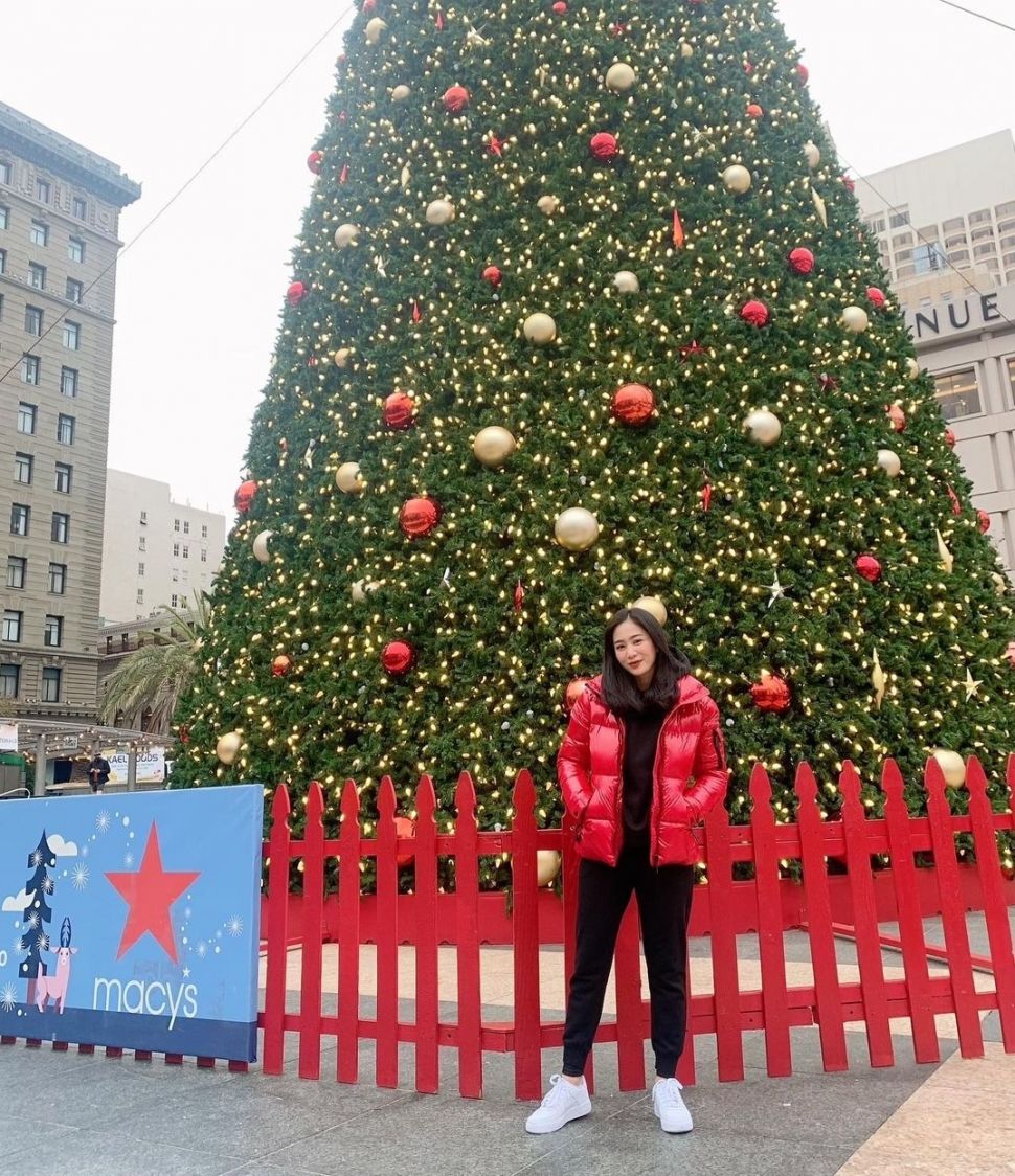 Bunga Zainal berpose di depan pohon Natal di San Francisco, Amerika Serikat. [Instagram]