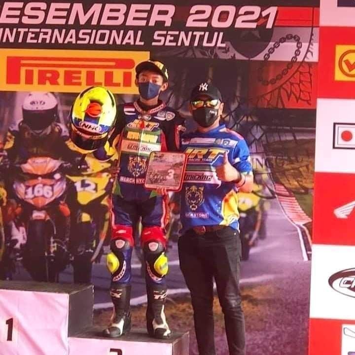 dr Jack bersama rider muda Lombok, Arai Agaska saat meraih podium di Piala Presiden di Sentul, Bogor. [Foto : Istimewa] 