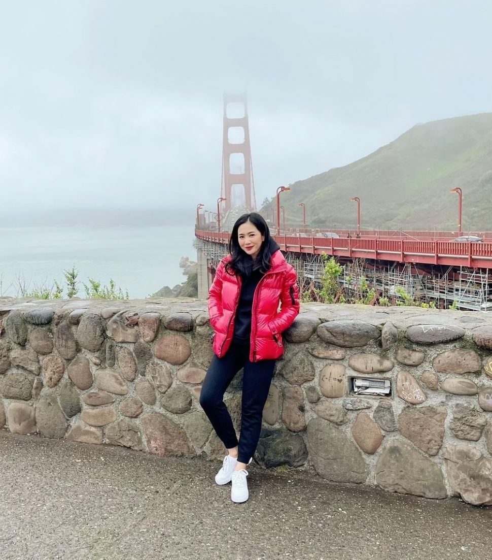 Bunga Zainal berpose dengan latar belakang Golden Gate Bridge. [Instagram]