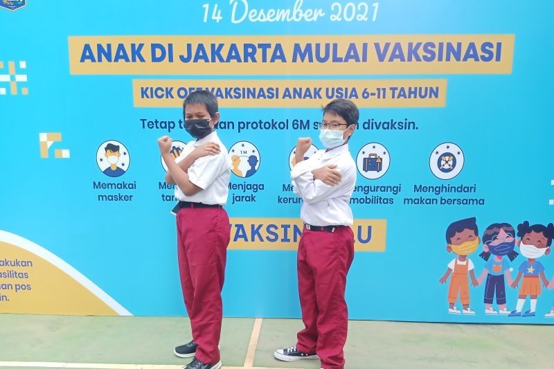 Peserta vaksinasi COVID-19 anak usia 6-11 tahun di SDN03 Cempaka Putih, Jakarta Timur, Selasa (14/12/2021). (ANTARA/Andi Firdaus).