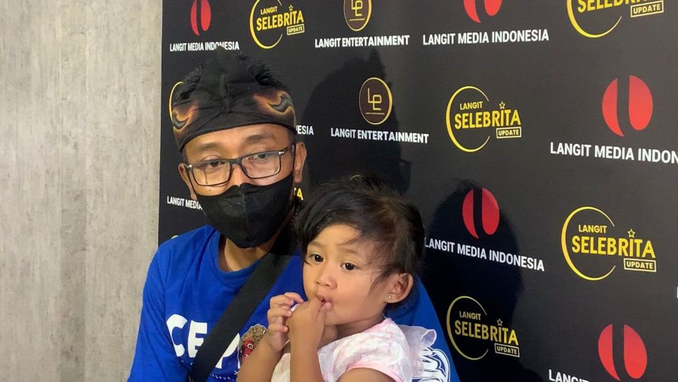 Teddy Pardiyana dan anaknya, Bintang [Suara.com/Adiyoga Priyambodo]