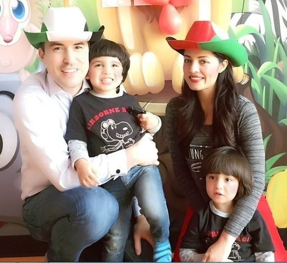 Celina Jaitly bersama suami dan anak kembarnya [Instagram/@celinajaitlyofficial]