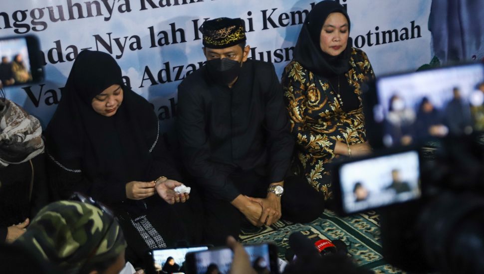 Ayah Vanessa Angel, Doddy Sudrajat menemui awak media usai menggelar pengajian 40 hari meninggalnya Vanessa Angel dan Bibi Ardiansyah di kediaman Vanessa Angel, Kemayoran, Jakarta Pusat, Selasa (14/12/2021). [Suara.com/Alfian Winanto]