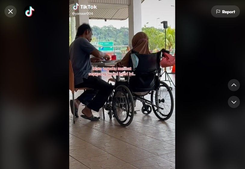 Viral Suami Setia Suapi Istri yang Tak Berdaya di Kursi Roda dengan Penuh Cinta. (Dok: TikTok/yanaar004)