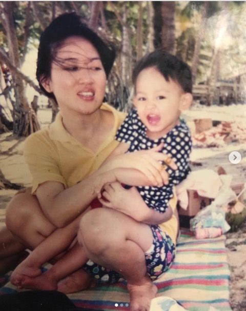 Natasha Wilona kecil bersama sang ibu. [Instagram]