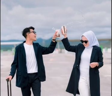 Lakukan pemotretan prewedding di bandara dengan konsep sederhana namun tetap romantis dan elegan. (TikTok/kala.snap)