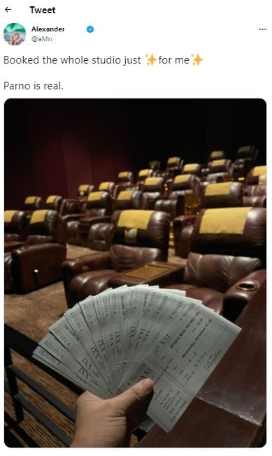 Mengunggah foto tiket satu studio hanya untuk dirinya sendiri, laki-laki ini viral dan mendapatkan banyak hujatan.