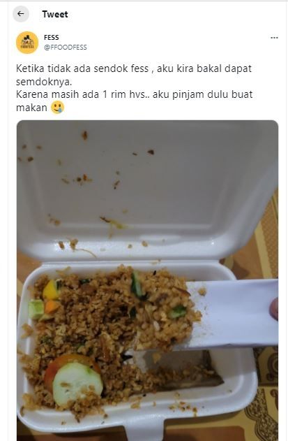 Pakai sendok kertas untuk makan nasi goreng (Twitter @FFOODFESS)