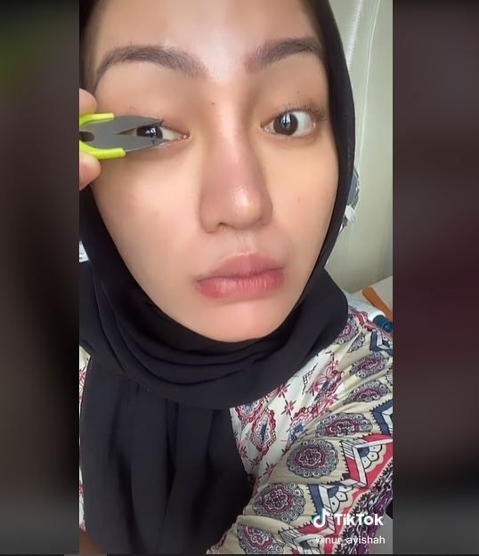 Rusak karena Eyelash Perm, Wanita Ini Terpaksa Potong Bulu Mata (tiktok.com/nur_ayishah)