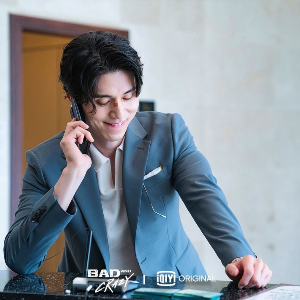 Penampilan Lee Dong-wook di drakor Bad and Crazy. [Instagram]