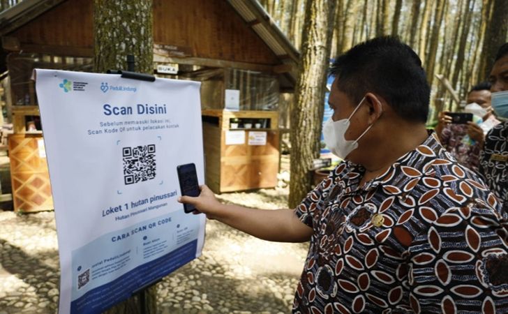 Scan barcode lokasi wisata dengan aplikasi PeduliLindungi (foto; ist)