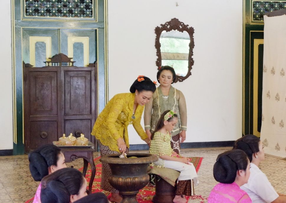 Anak perempuan yang menjalani tetesan tengah melakukan prosesi siraman oleh anggota keluarga. (Suarajogja/Arendya)