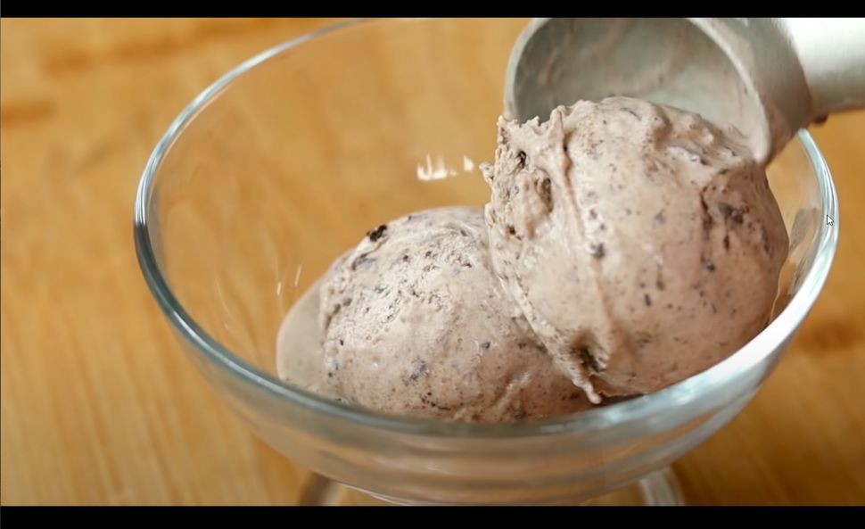 Resep Es krim oreo ala Devina Hermawan. (Dok. Youtube Devina Hermawan)