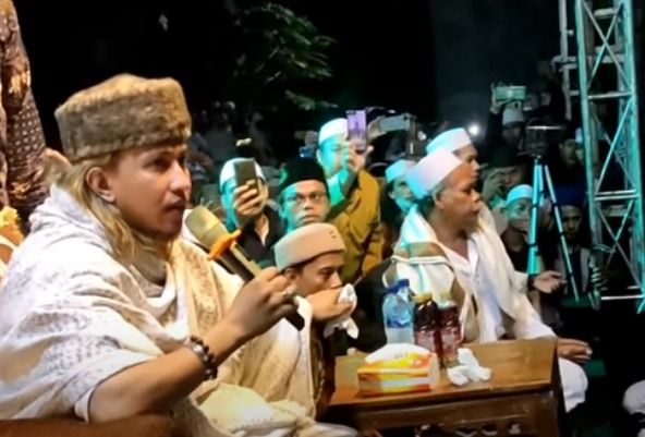 Habib Bahar Bin Smith dalam sebuah acara Maulid Nabi. [Youtube]