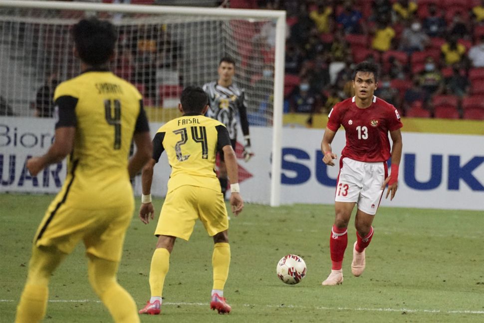 Pesepak bola Timnas Indonesia Rachmat Irianto (kanan) berusaha melewati pesepak bola Timnas Malaysia Mohamad Faisal (tengah) dalam pertandingan grup B Piala AFF 2020 di National Stadium, Singapura, Minggu (19/12/2021). [ANTARA FOTO/Humas PSSI]