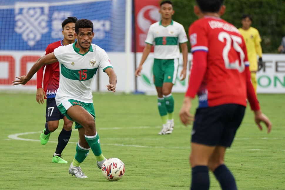 Pesepak bola Timnas Indonesia Ricky Kambuaya (kiri) berusaha melewati hadangan pesepak bola Timnas Laos Loungleuang Keophouvong (kanan) saat babak pertama pertandingan grup B Piala AFF 2020 di Stadion Bishan, Singapura, Minggu (12/12/21). Timnas Indonesia berhasil mengalahkan Laos 5-1. ANTARA FOTO/Humas PSSI/app/hp.