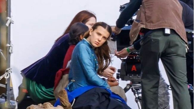 Millie Bobby Brown saat syuting Enola Holmes 2 (Instagram/@enolaholmes)