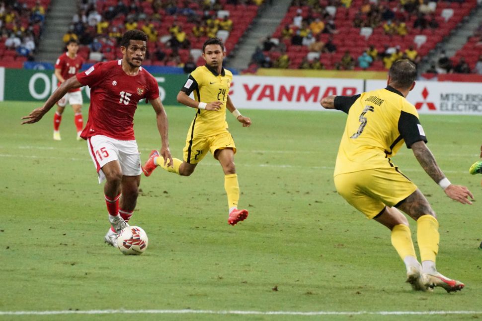 Pesepak bola Timnas Indonesia Ricky Kambuaya (kiri) berusaha melewati pesepak bola Timnas Malaysia Putera Nadher (kanan) dalam pertandingan grup B Piala AFF 2020 di National Stadium, Singapura, Minggu (19/12/2021). Indonesia menang dengan skor 4-1 dan lolos ke babak semi final Piala AFF. ANTARA FOTO/Humas PSSI/app/aww.