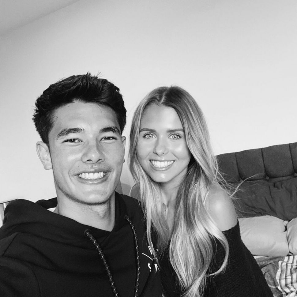 Elkan Baggott dan Katie Marsden mesra dalam warna hitam-putih. [Instagram]