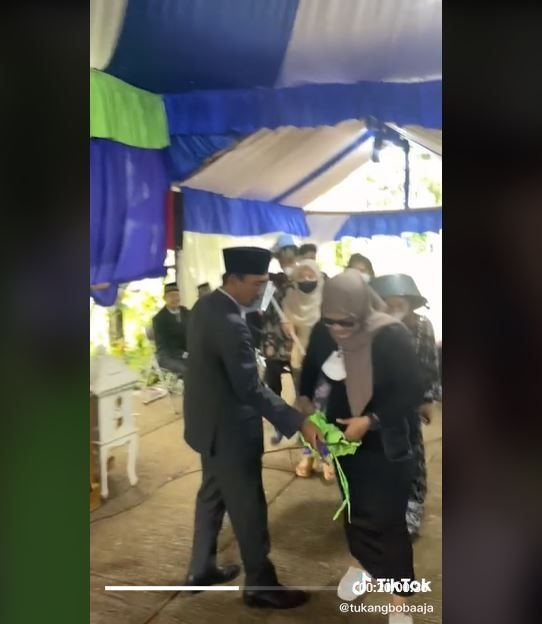 Viral Wanita Beri Kado Pernikahan Baju Haram, Malah Disita (tiktok.com/@tukangbobaaja)