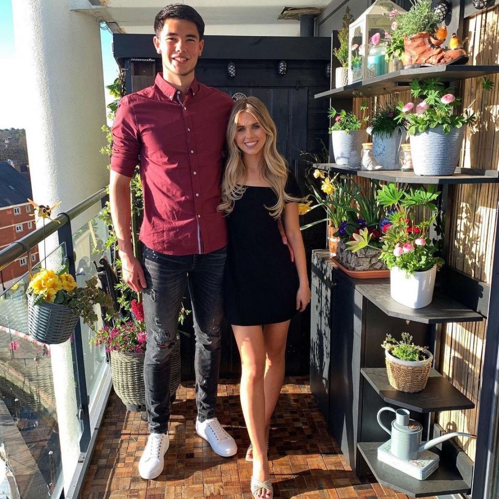 Elkan Baggott dan Katie Marsden berpose mesra di balkon. [Instagram]