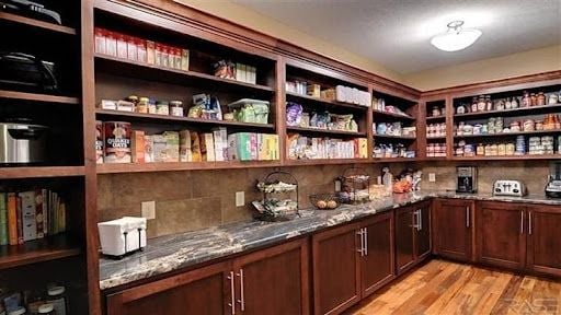 Sentuhan kayu pada furnitur pantry, seperti kayu solid atau panel plywood. (Foto: Pinterest)