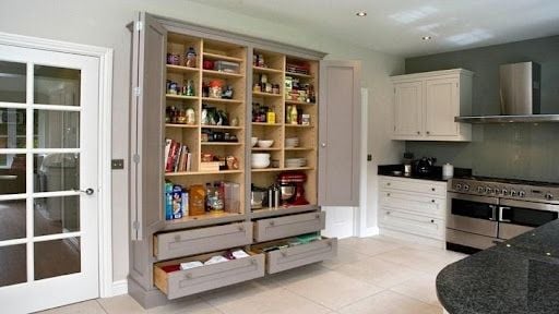 Lemari besar sebagai pantry yang seolah menyatu dengan dinding. (Foto: Pinterest)