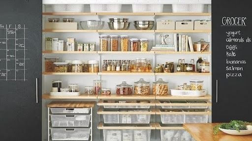 Pantry Monokrom (Foto: Country Living Magazine)