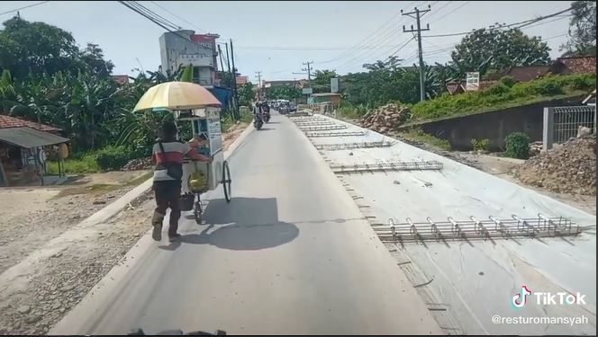 Pedagang siomay lari cepat (TikTok @resturomansyah)