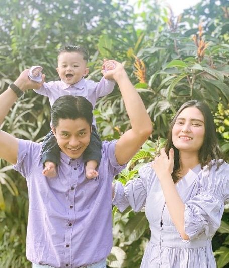 Adly Fairuz bersama istri dan anaknya (instagram/@adlyfayruz)