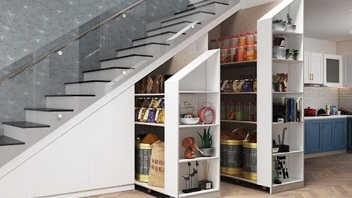 Area bawah tangga juga bisa dimanfaatkan sebagai pantry. (Foto: Design Cafe)