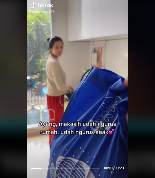 Viral Pria Beri Kado untuk Hargai Kerja Keras Istri, Isinya Uang Segepok (tiktok.com/@indirafauzy27)