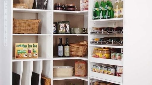 Pantry nuansa putih. (Foto: Closet Works)