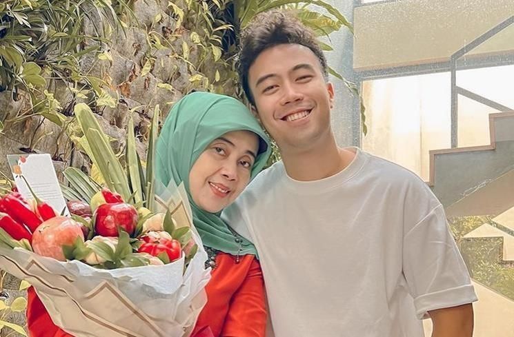 Gaya Kompak Ibu dan Anak Artis Rayakan Hari Ibu. (Instagram/@vidialdiano)