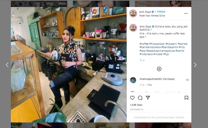 Bak barista profesional, begini gaya kece Tisya Erni saat siapkan kopi. (Instagram/@erni_tisya)