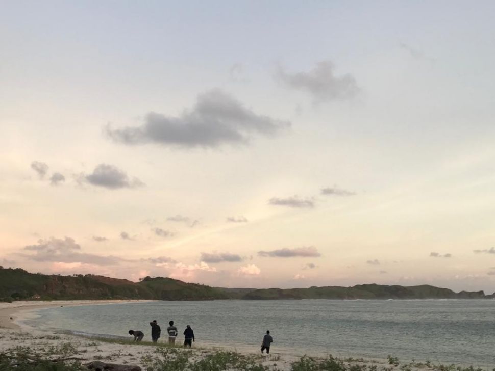 Pantai Seger yang di wilayah Lombok Tengah, Nusa Tenggara Barat (NTB) bagian selatan dan telah menjadi destinasi wisata favorit. [Suara.Com/Lalu Muhammad Helmi Akbar]