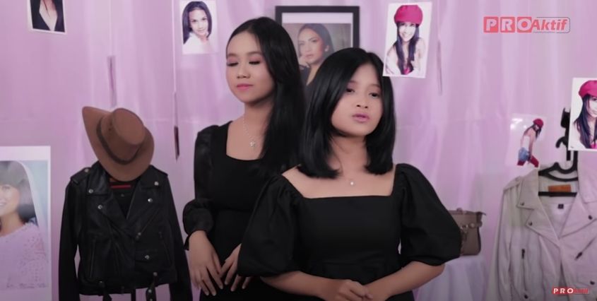 Mayang dan Chika cover lagu lagi. [Youtube/Musik Proaktif]