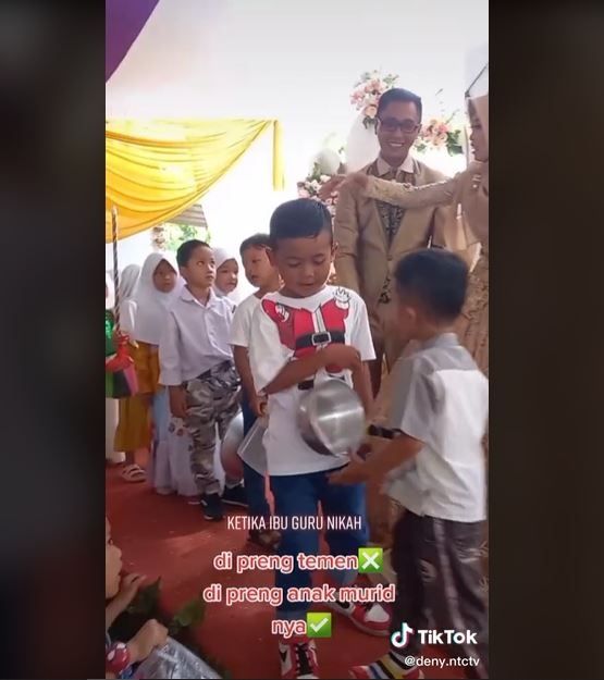 Viral Pernikahan Guru SD, Didatangi Rombongan Bocah (tiktok.com/@deny.ntctv)