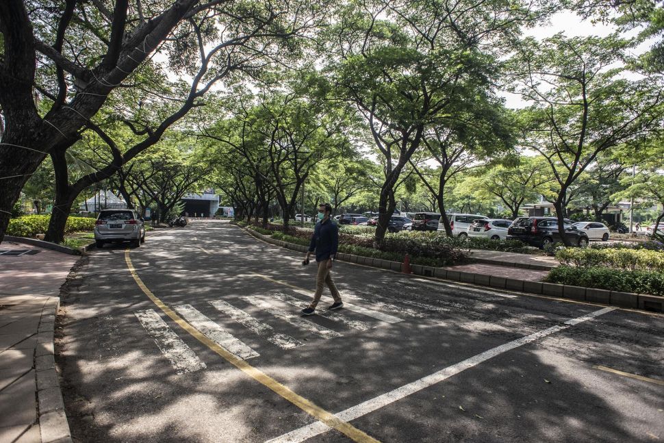 Warga berjalan di lokasi yang akan dijadikan Jakarta International E-Prix Circuit (JIEC) di kawasan Taman Impian Jaya Ancol, Jakarta, Rabu (22/12/2021). ANTARA FOTO/Aprillio Akbar