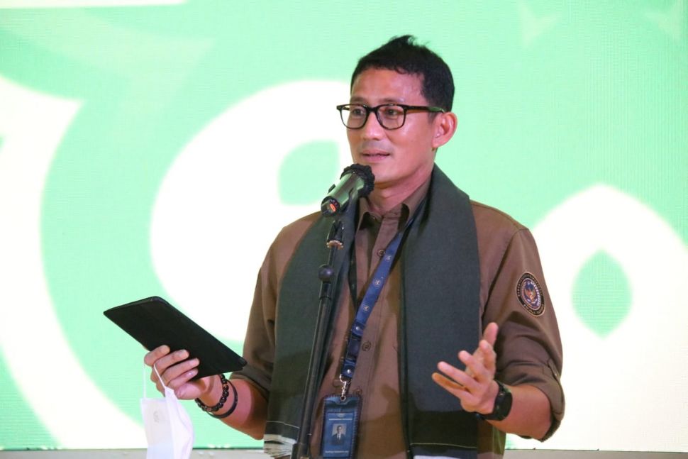 Menteri Pariwisata dan Ekonomi Kreatif (Kemenparekraf) RI, Sandiaga Uno membahas potensi tsunami di Kota Cilegon, Rabu (22/12/2021). [Suara.com/Firasat Nikmatullah]