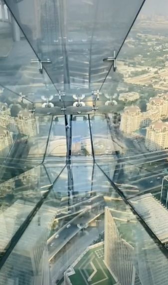 Viral Cewek Coba Wahana Seluncur Transparan di Gedung Tinggi Dubai, Publik: Makasih Nggak Dulu. (TikTok/@itsmekyliemavz)