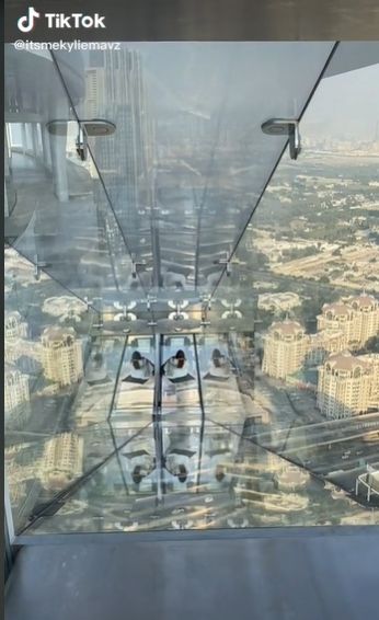 Viral Cewek Coba Wahana Seluncur Transparan di Gedung Tinggi Dubai, Publik: Makasih Nggak Dulu. (TikTok/@itsmekyliemavz)