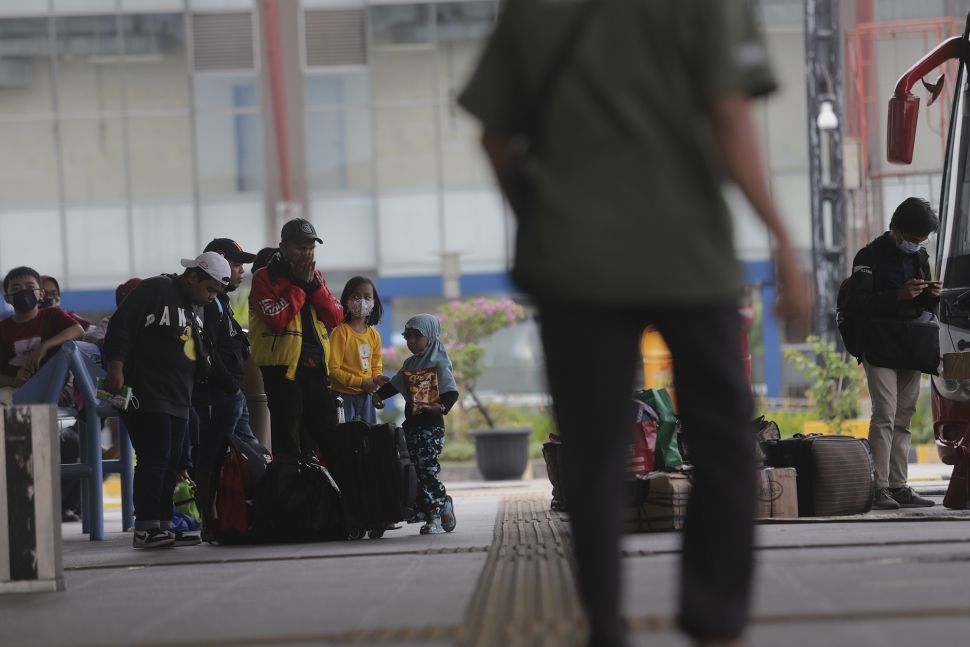 Calon penumpang menunggu kedatangan bus AKAP di Terminal Terpadu Pulo Gebang, Jakarta, Kamis (23/12/2021). [Suara.com/Angga Budhiyanto]