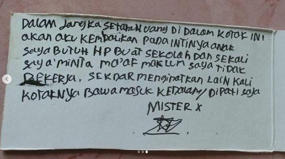 Viral Pria Curi Kotak Amal di Masjid dan Tinggalkan Surat yang Isinya Bikin Nangis. (Instagram/@shollataufiq)