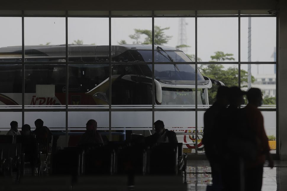 Calon penumpang menunggu kedatangan bus AKAP di Terminal Terpadu Pulo Gebang, Jakarta, Kamis (23/12/2021). [Suara.com/Angga Budhiyanto]