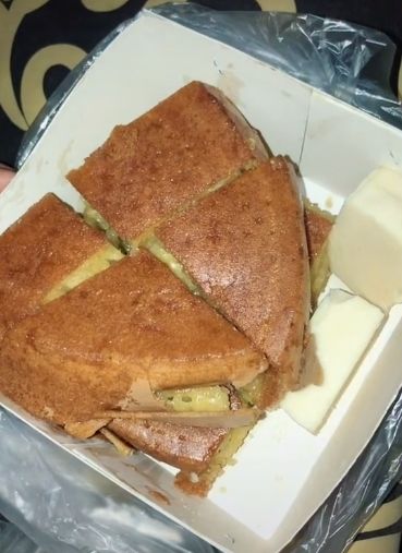 Martabak manis dengan topping keju dipisah. (Tiktok/krrcocomustdie)