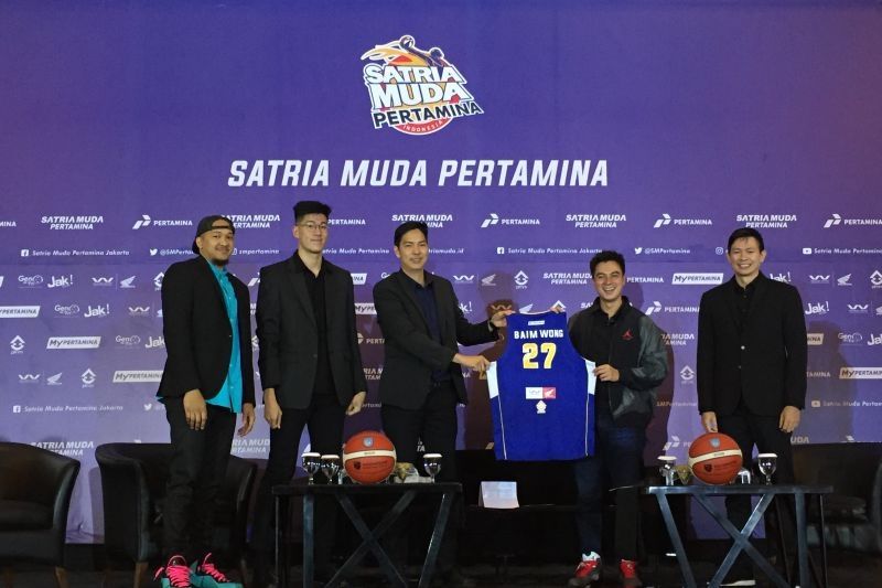 Satria Muda Pertamina Jakarta memperkenalkan Baim Wong (kedua kanan) sebagai presiden baru klub. [ANTARA/Shofi Ayudiana]